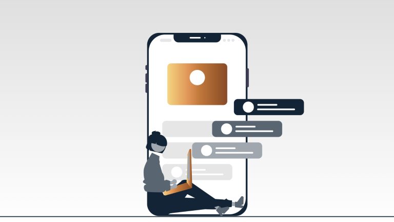 Designer lavora da laptop su interfaccia mobile per app di comunicazione
