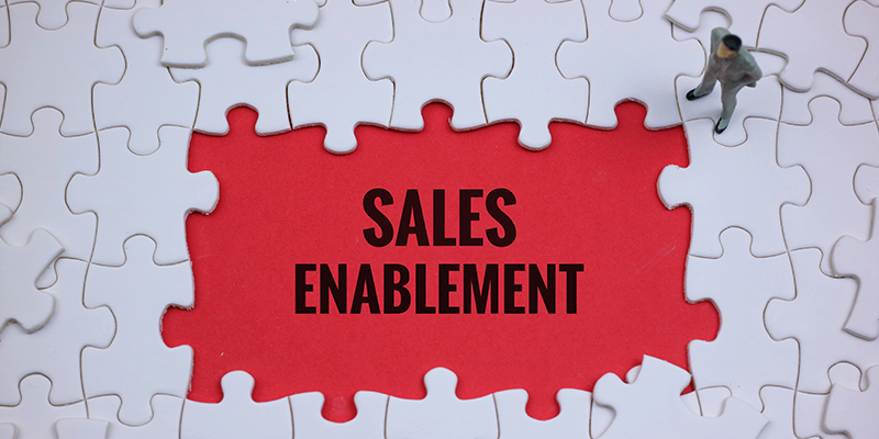 Sales Enablement: cos’è, come funziona e perché è la chiave per allineare marketing e vendite copri cos'è il Sales Enablement, perché è diventato indispensabile nel 2026 e come il marketing può supportare concretamente il team vendite per chiudere più trattative in meno tempo.